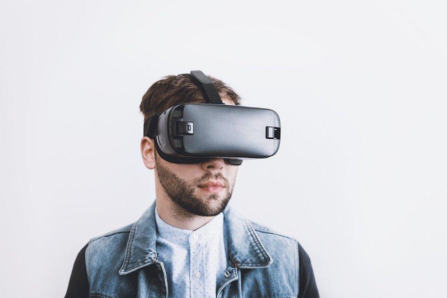 Man putting a Virtual Reality Google