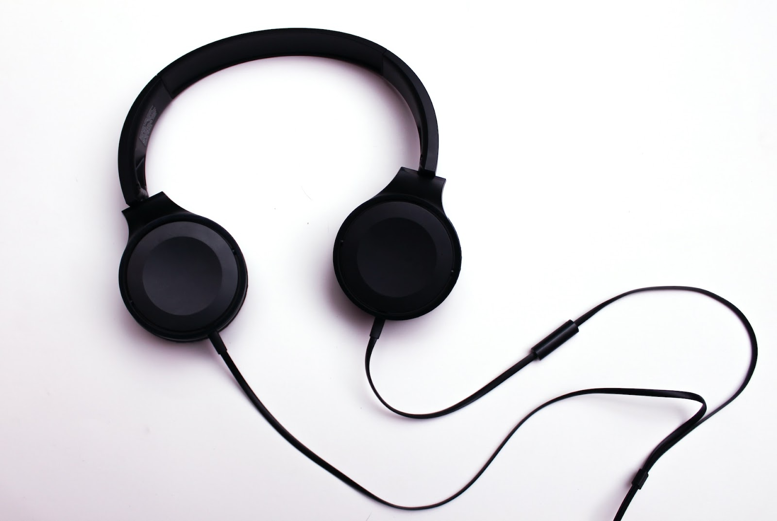 gadgets-that-everybody-uses-headphones